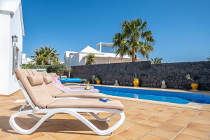 Villa-playa-real-loungers-pool