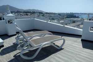 one-apartment-roof-terrace-loungers