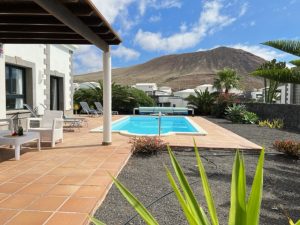 Casa Del Sol pool and mountana roja view