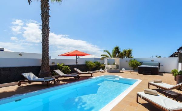 Villa Goa: 4 bedrooms, with private pool, jacuzzi & sea views